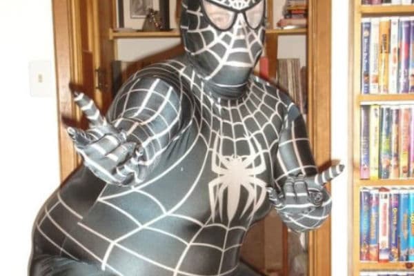 Dicen que el color negro adelgaza, pero ninguna tela de araña sostendría a este Venom bien alimentado.