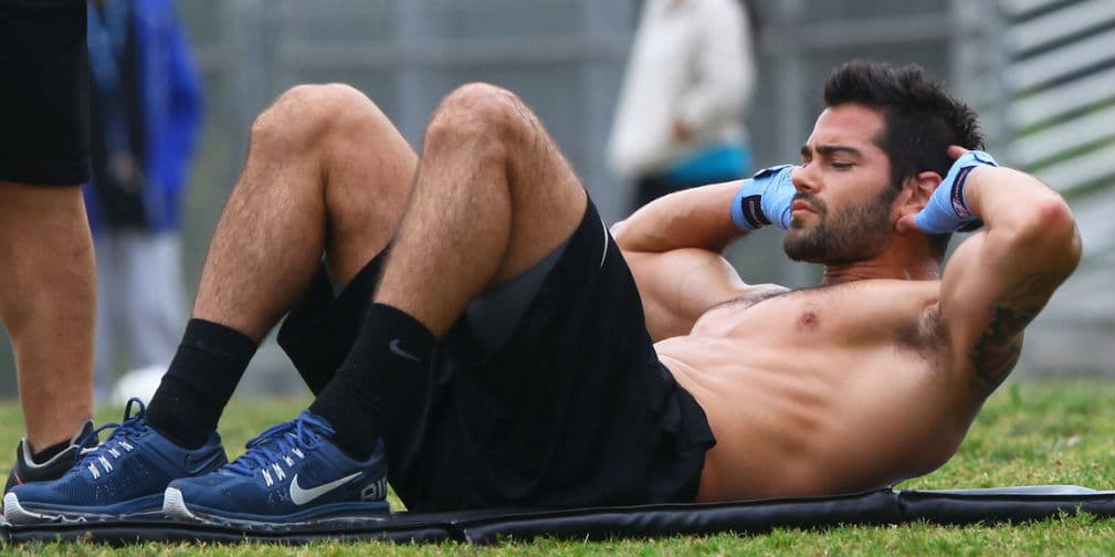 En su tiempo libre, Jesse Metcalfe realiza actividades como tocar guitarra y componer canciones.