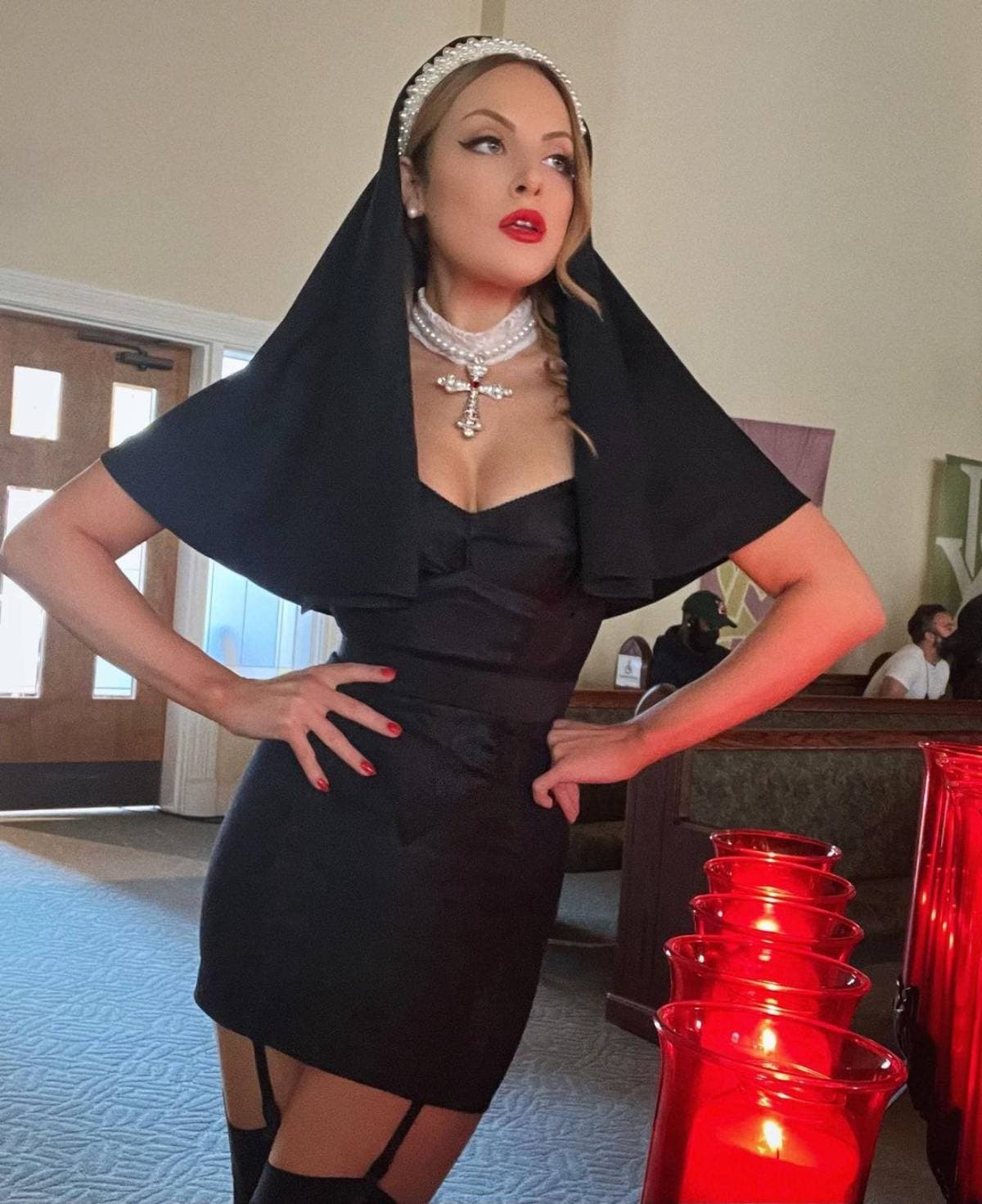 Sin duda este es uno de los looks más llamativos de Fallon en la serie.