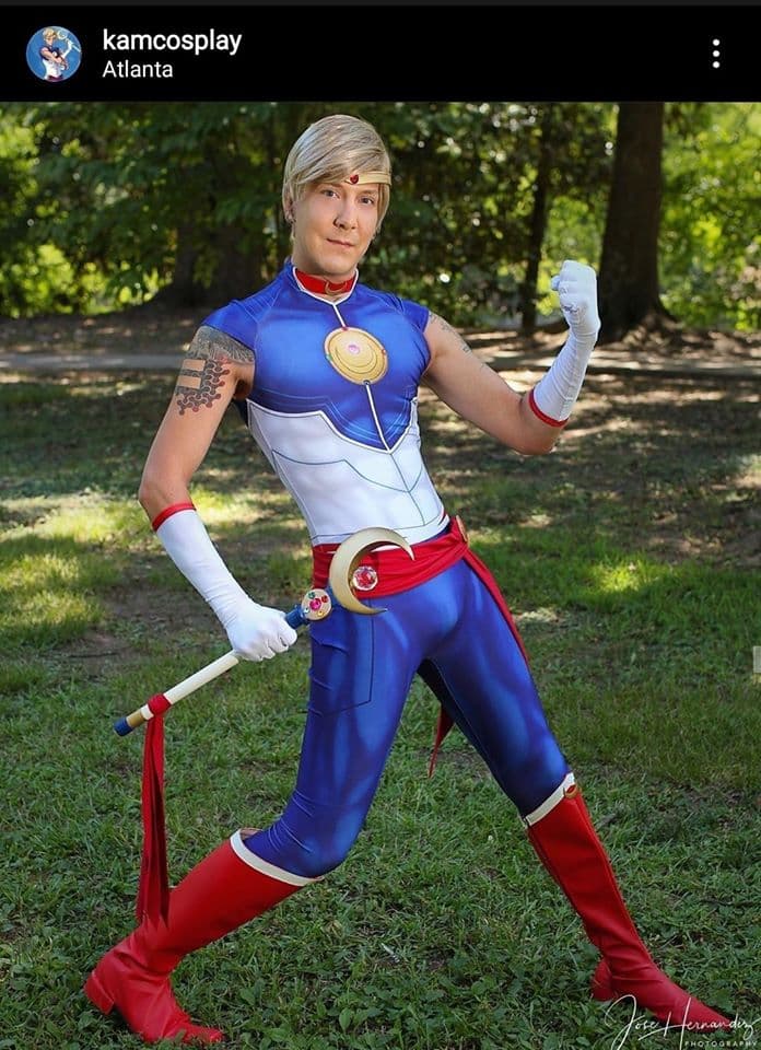 No podemos negar que esta versión másculina de Sailor Moon nos recuerda al Capitán América.