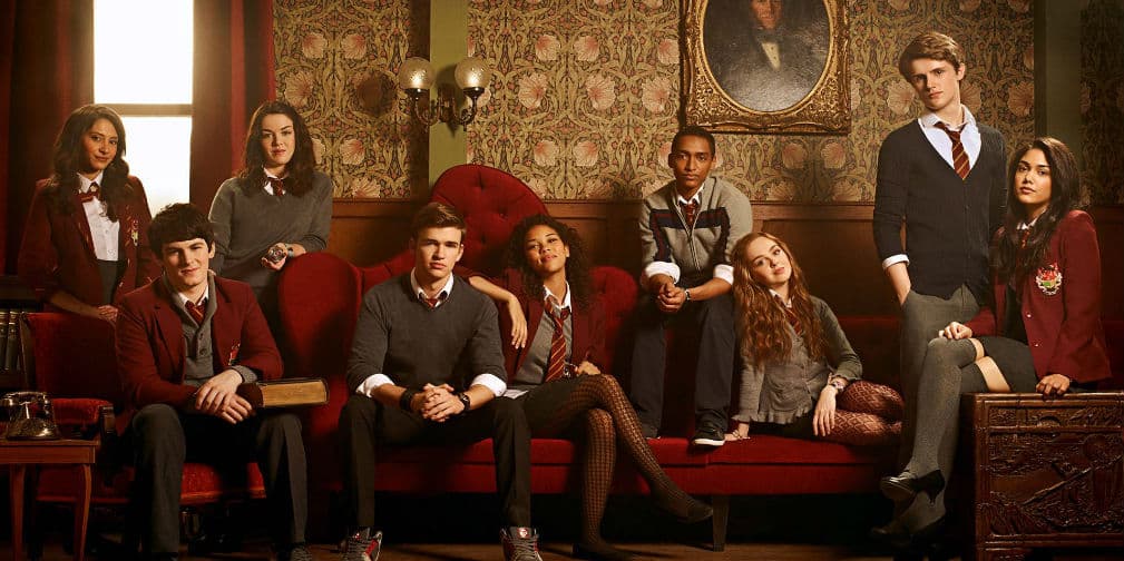 Está basada en la serie belga y holandesa La Casa de Anubis (Het Huis Anubis en de Vijf van het Magische Zwaard).