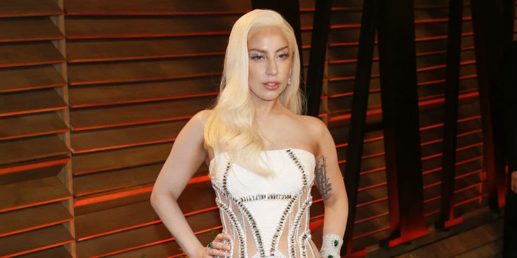 1. Lady Gaga: Gastó 60,000 dólares en comprar 27 peces koi para llenar un tanque en su casa.