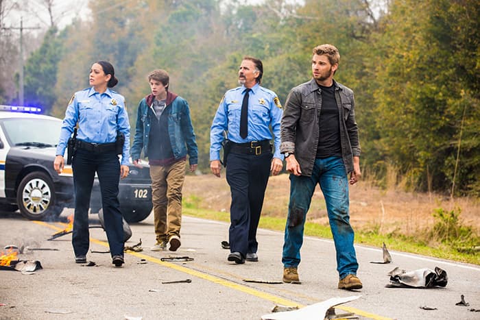 Natalie Martinez (Deputy Linda), Colin Ford (Joe), Jeff Fahey (Sheriff Perkins), Mike Vogel (Dale Barbara), en Under the dome