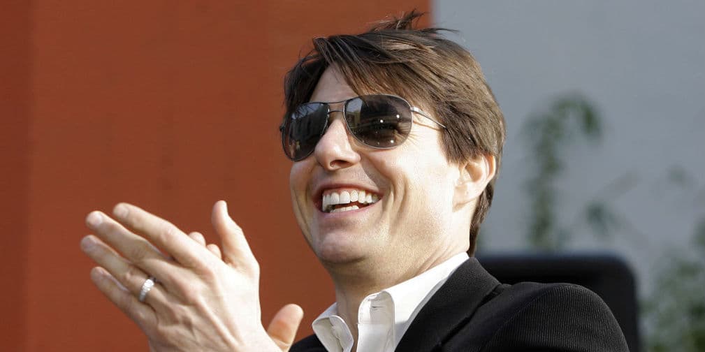 Esas gafas oscuras se han vuelto su accesorio básico, desde aquellos tiempos de Top Gun, ¡galanazo!