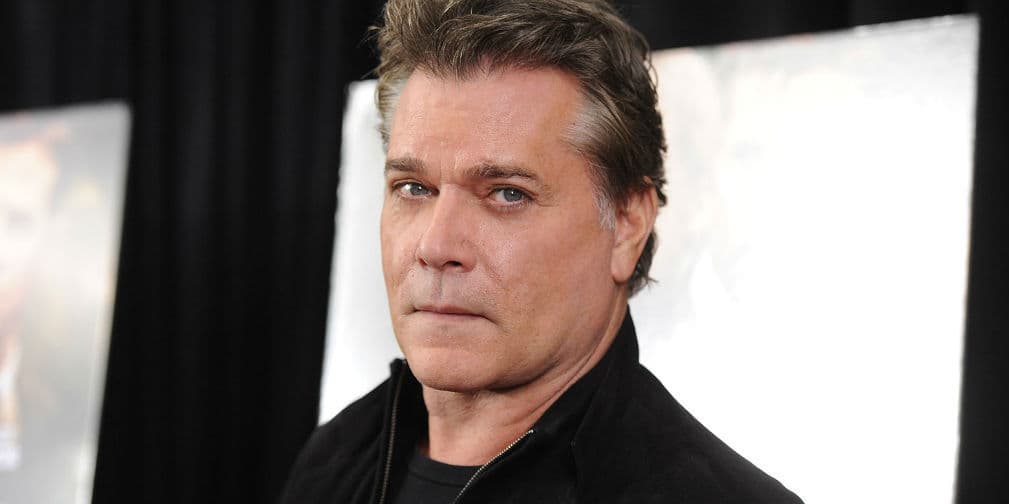 7. Ray Liotta: Fue adoptado cuando tenía 6 meses. Contrató un investigador para encontrar a su madre biológica.