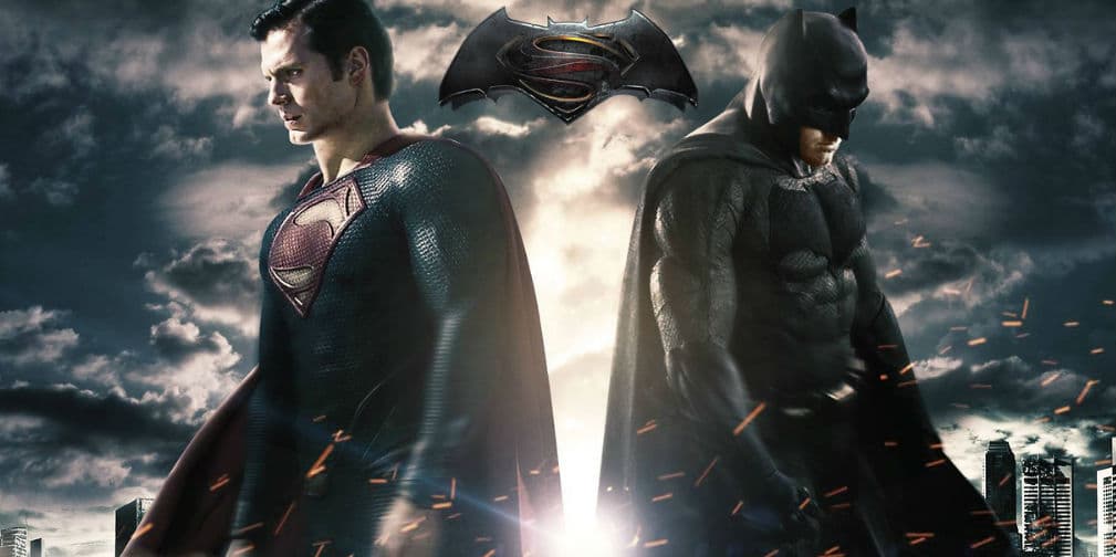 Batman v Superman: Dawn of Justice fue estrenada el 25 de marzo de 2016. Es la secuela de la película Man of Steel.