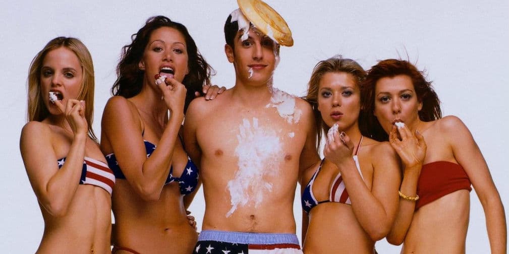 American Pie (1999). Un grupo de amigos decide perder la virginidad...con un pay, uuuuy que locooos. Tan exitosa resultó que tuvo múltiples secuelas.
