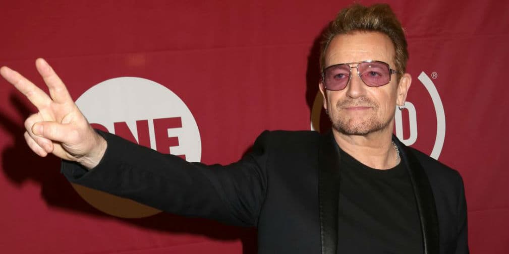 7. Bono: Es considerado un ambientalista destacado y fundó una compañía en Irlanda de moda ecológica.