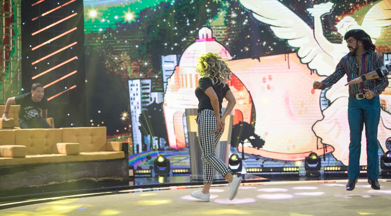 La hermana disfuncional se agachó hasta el suelo y, entonces, se rompió su pantalón, de la parte trasera.