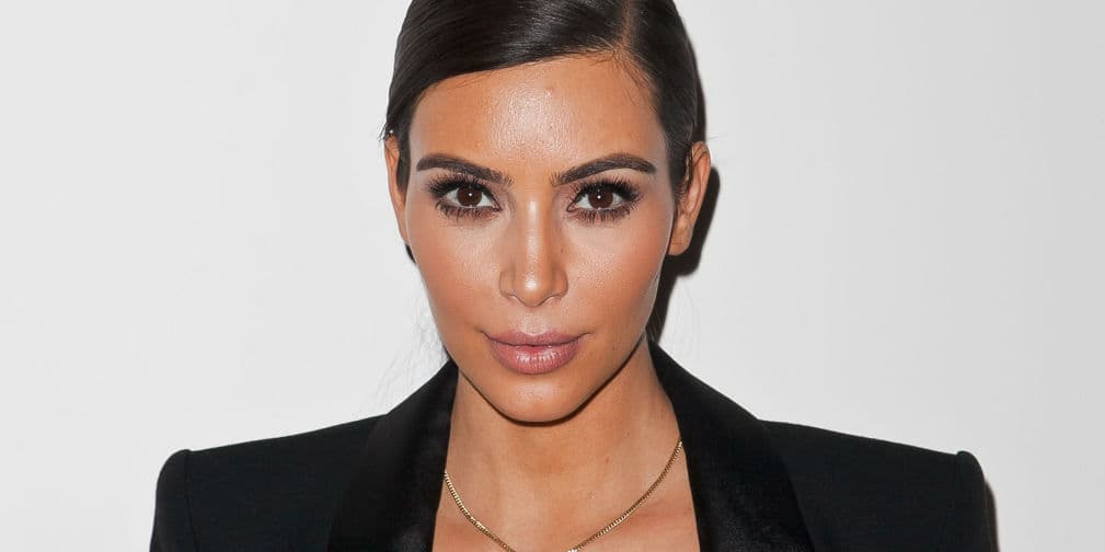 9. Kim Kardashian: Sufre Psoriasis, enfermedad característica por aparición de manchas rojas en la piel.