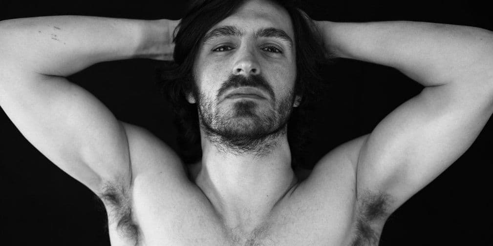 Eoin Christopher Macken nació en Dublín, el 21 de febrero de 1983 y es un actor, modelo y director de cine irlandés.