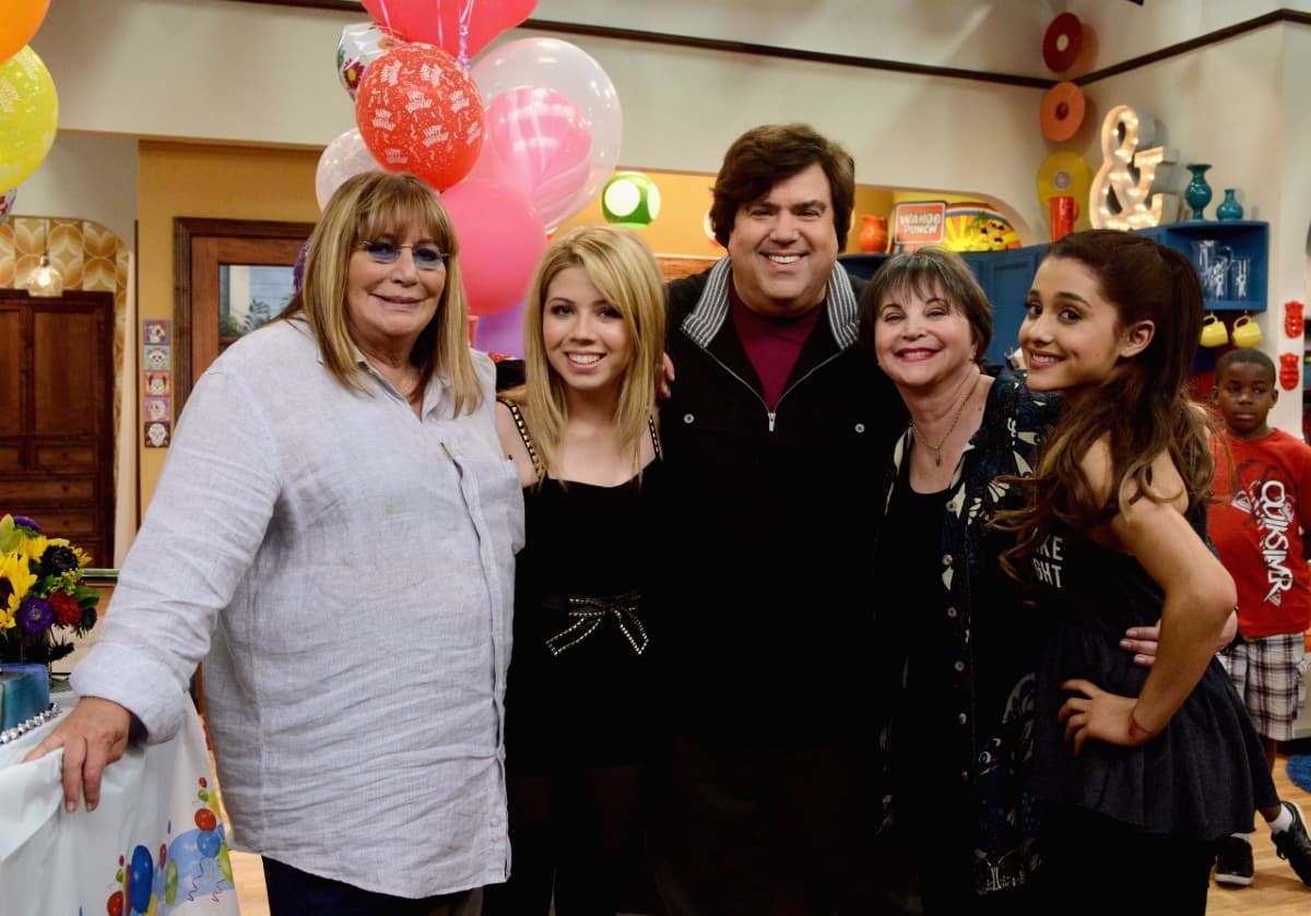 Penny Marshall, Jennette McCurdy, Dan Schneider, Cindy Williams y Ariana Grande en el set de 'Sam & Cat' (2023).