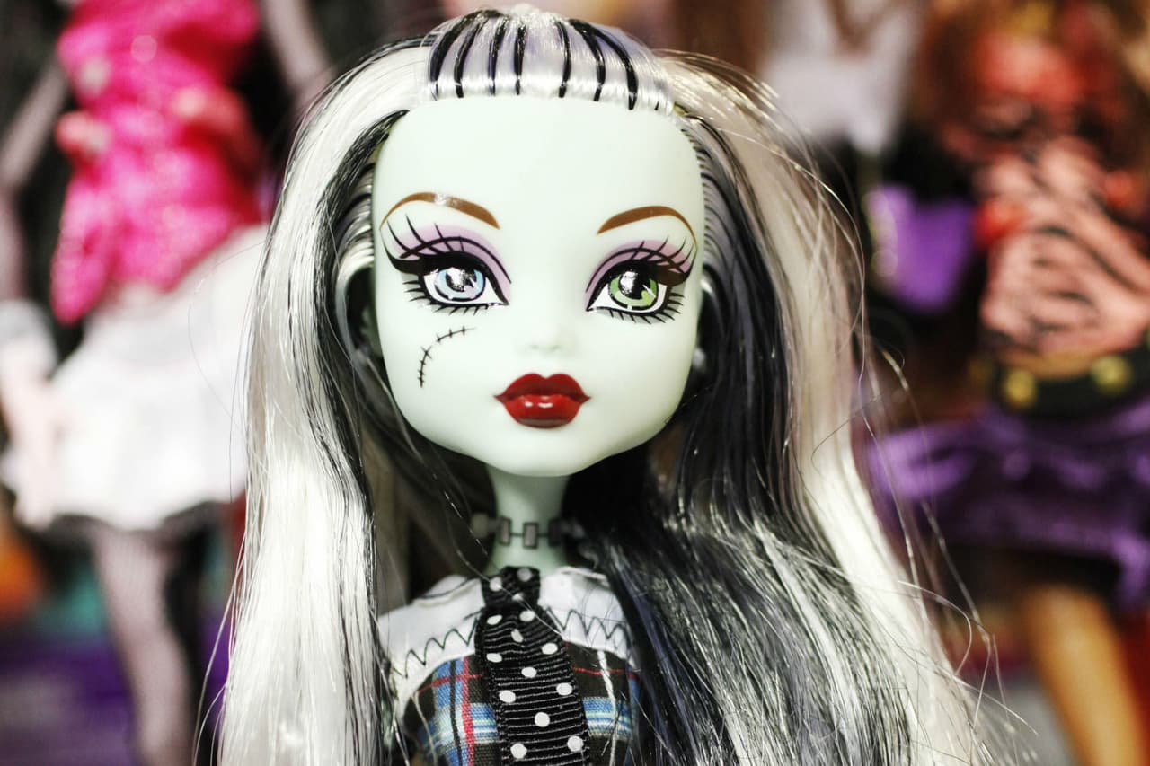 Las muñecas Bratz también le entraron a la moda de los vampiros, ¿alguien sabe cómo se llama esta chica de ultratumba?