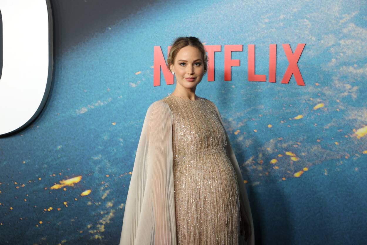 Jennifer Lawrence aparece en alfombra roja luciendo su embarazo
