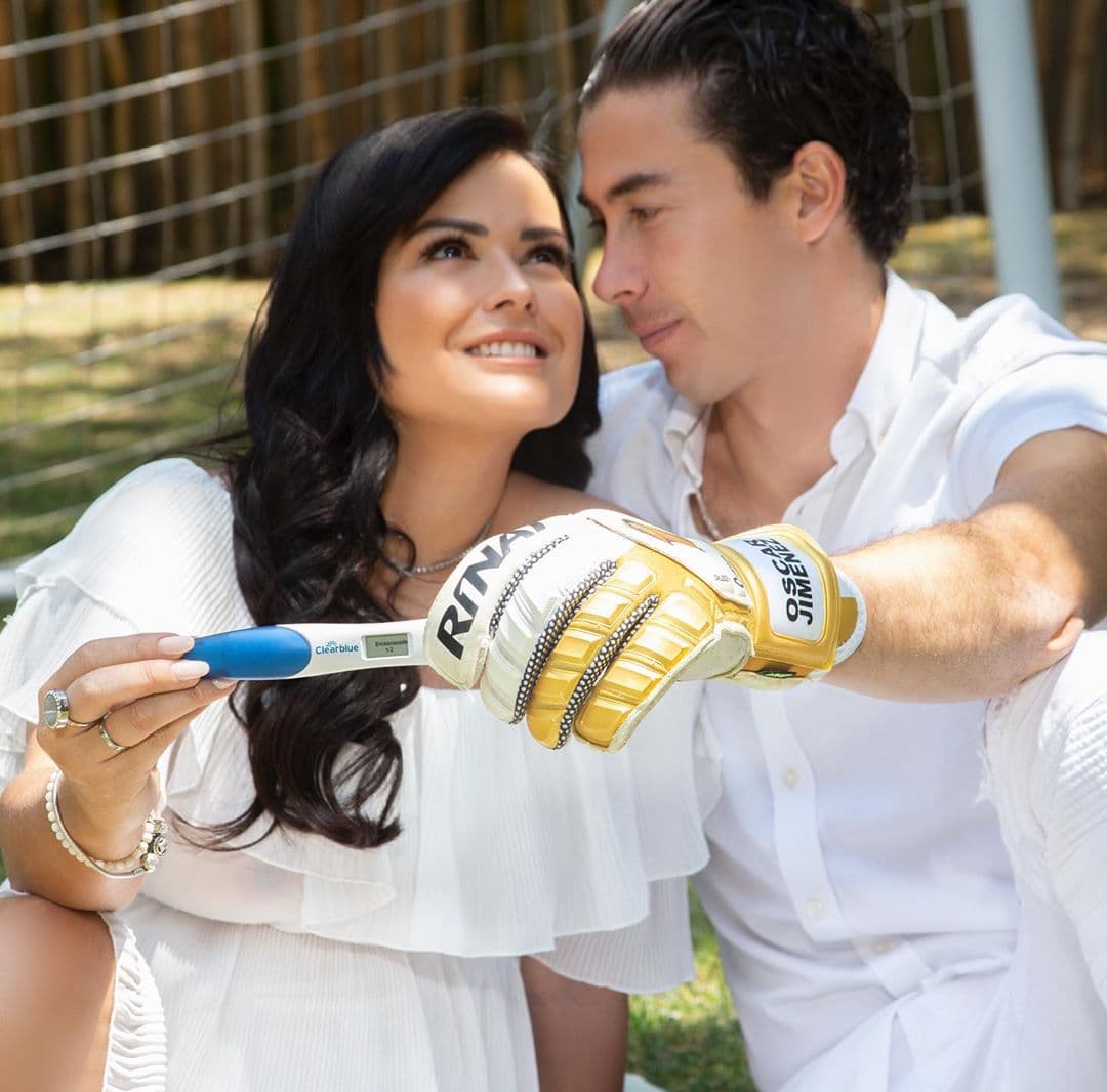 El 8 de abril, Mariana y Óscar anunciaron que se convertirían en padres con un mensaje que simulaba ser escrito por el bebé que viene en camino.
<br>