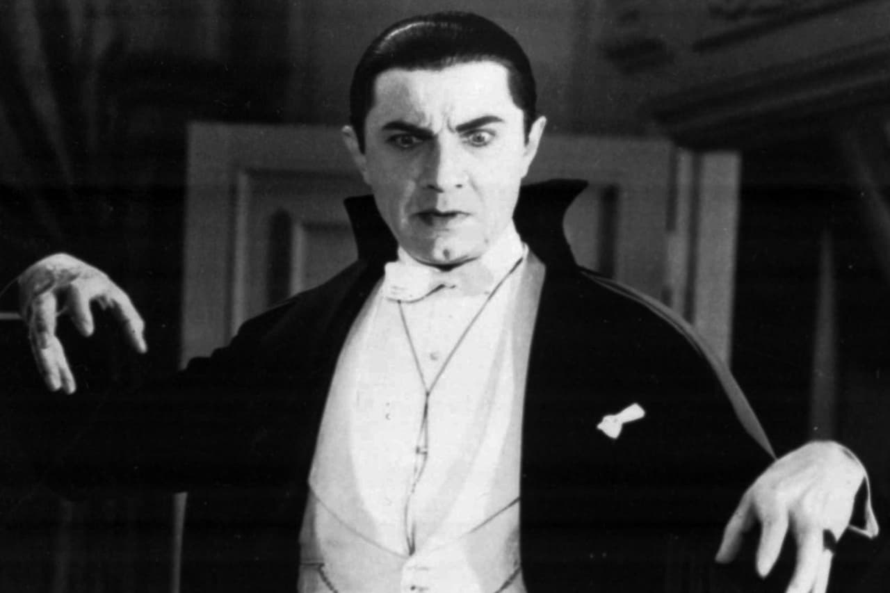 Béla Lugosi nació en Lugoj, Transilvania, y en 1931 comenzó a dar vida en el teatro y cine al personaje de Drácula, ¡fue de los primeros!