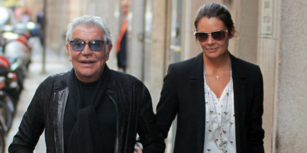 3. Roberto Cavalli: El diseñador, de 73 años, prefiere la compañía de modelos jóvenes y guapas como Lina Nilson, 47 años.