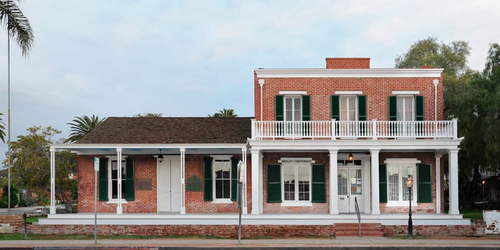 Se dice que Whaley House está habitada por el fantasma de Yankee Jim Robinson, el cual cierra puertas y mueve candelabros.