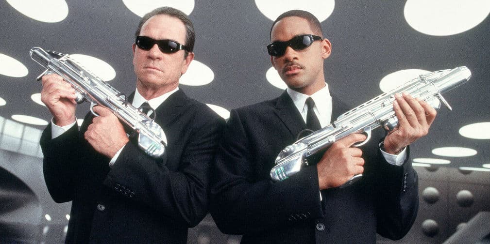 6. Hombres de Negro (1997): Tommy Lee Jones y Will Smith son los Agentes K y J, luchando con alienígenas.