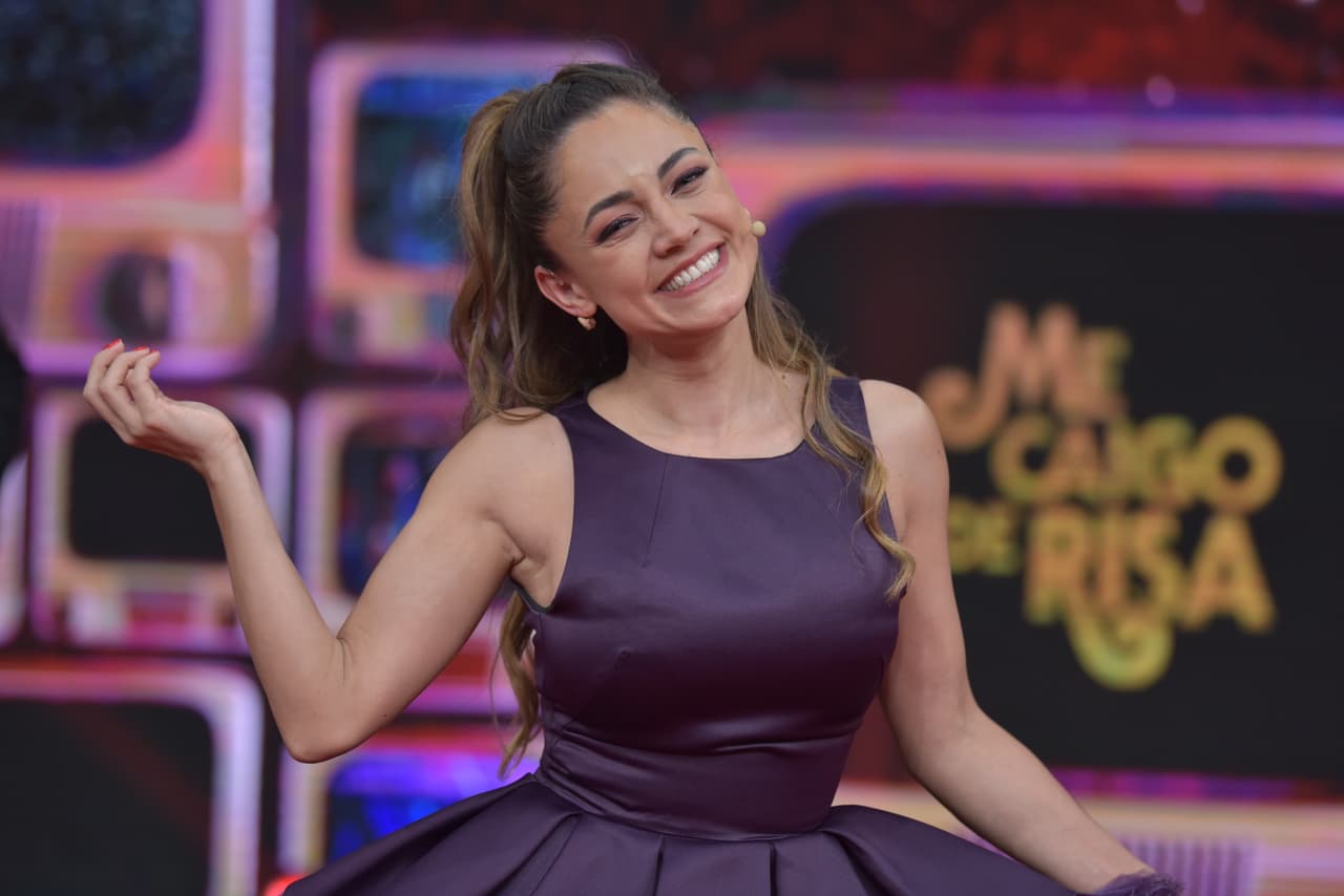 Muy Segura y sonriente, Jessica fue con un vestidito morado encantador.