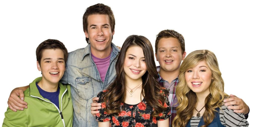La escuela de Carly, Sam y Freddie se llama Ridgeway, misma correccional contra la que juegan en Zoey 101.