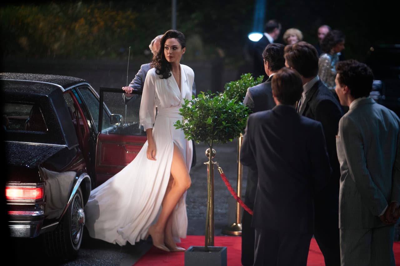 A lo largo de la película la actriz luce diversos atuendos, como este hermoso vestido blanco.