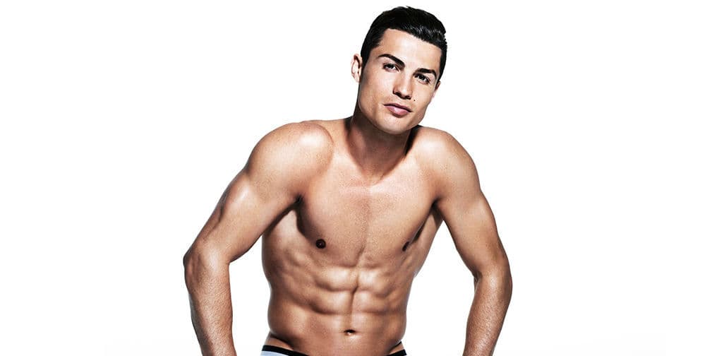 1. Cristiano Ronaldo: Es el jugador estrella del Real Madrid. Con 30 años, el futbolista levanta pasiones.