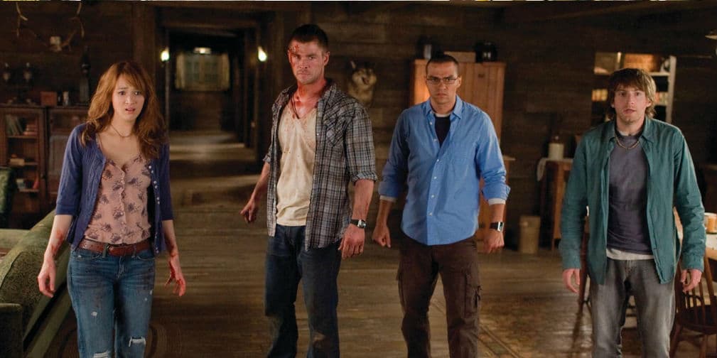 La Cabaña del Terror (2012): Unos jóvenes pasan un fin de semana huyendo de una familia de zombies que los persigue. Pero nada es lo que parece...