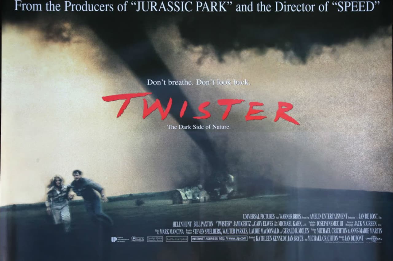 En 1996 la pobre Helen Hunt tuvo que lidiar con varios tornados en esta movie, de las clásicas.