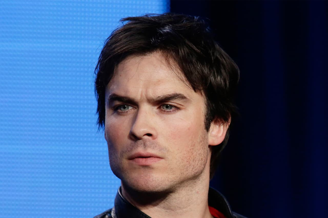 Hasta cuando luce como vampiro enojado, Ian nunca pierde el estilo.