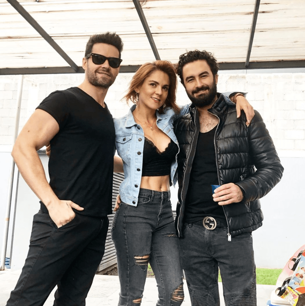 No es la única de los Gómez en dedicarse al medio artístico, su hermano menor es el también actor Eleazar.