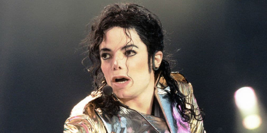 6. Michael Jackson: Le tenía miedo a los gérmenes. Requería a sus guardaespaldas desinfectar el camino por el cual transitaba.