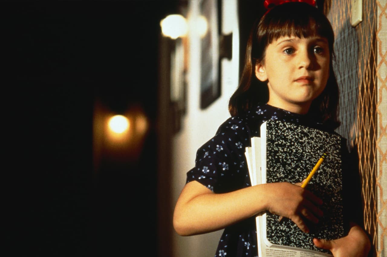 A Matilda le gusta cocinar y desea poder asistir a la escuela como los demás niños. © 1996 TriStar Pictures, Inc. All Rights Reserved.