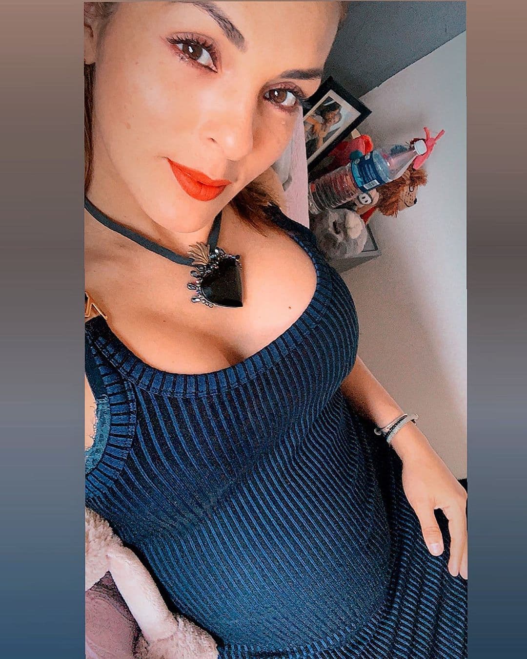 El 9 de junio se puso un vestido y collar para compartir su alegría con este mensaje: 🖤🦋🖤🦋 ! Enamorada de todo lo que tengo en mi vida! 🦋🖤🦋🖤🦋 #BabyOnBoard #itsagirl #Luciana #ViveQueDeEsoSeTrataLaVida.