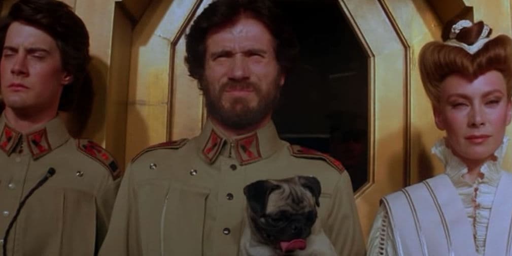 9. Dune: En esta película de 1984, el personaje de House Atreides tiene un Pug, el cual tiene un papel clave.