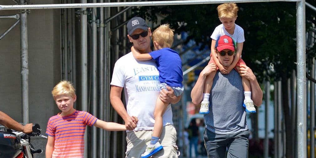 7. Matt Bomer: El actor de The White Collar y su pareja, Simon Halls, tienen tres hijos juntos.