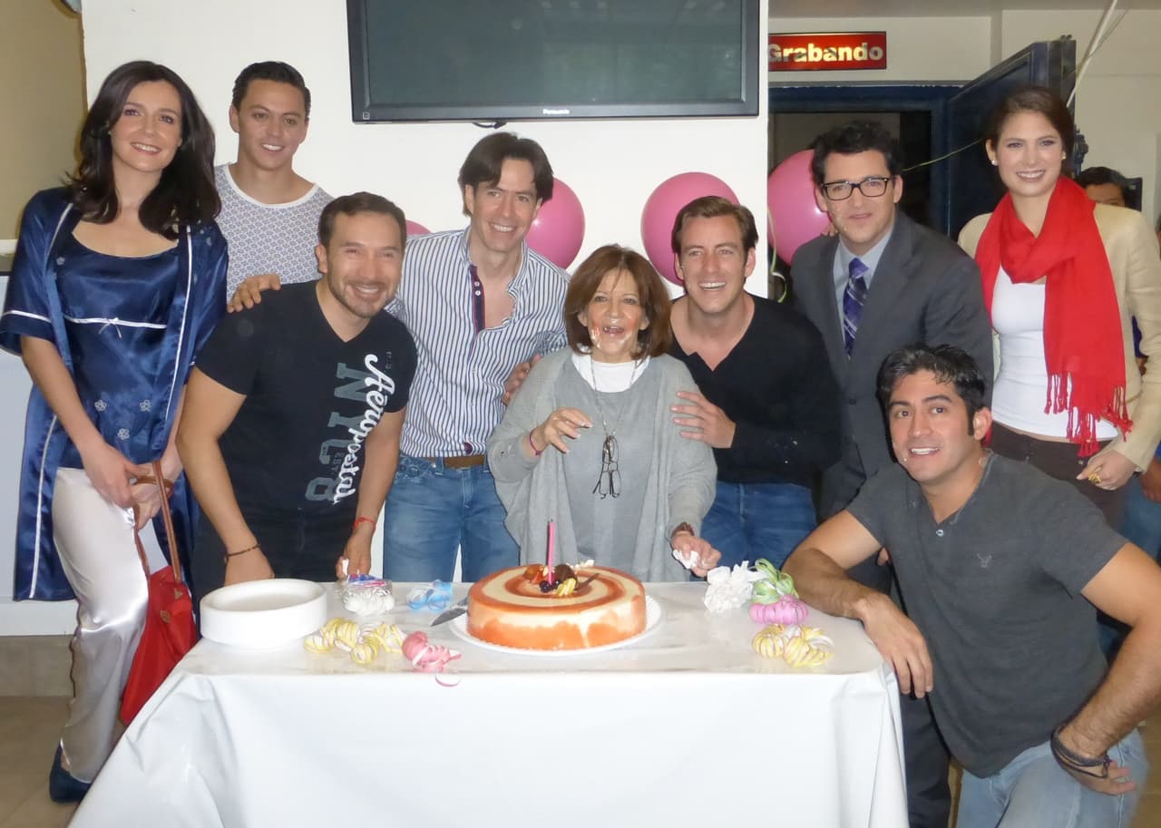 Elenco de La Vecina festejó a María Alicia Delgado por su cumpleaños