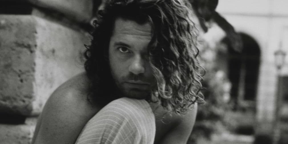 8. Michael Hutchence (1960 a 1997): El que fuera líder de INXS fue encontrado ahorcado con su propio cinturón de cuero.