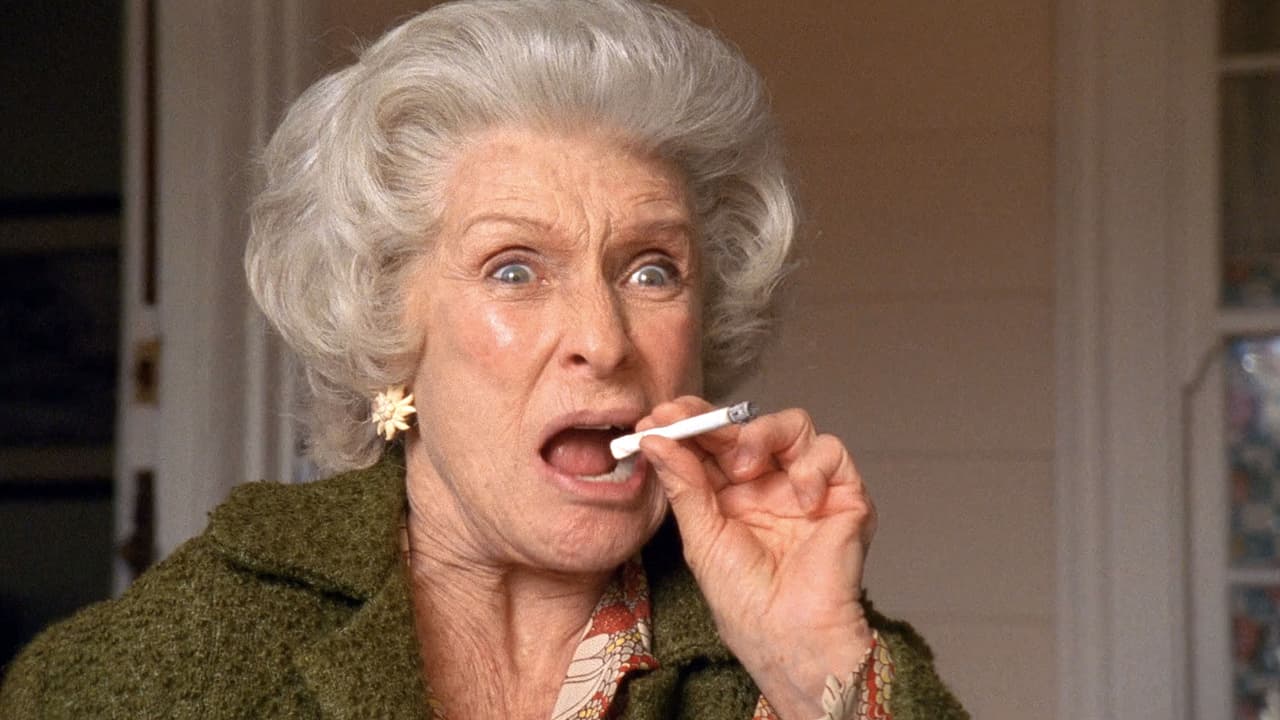 Resulta que dentro de la serie hay otra familia disfuncional: Los Welker, conformada por la pareja hecha por Ida Kenzel (Cloris Leachman) y Victor Welker (Robert Loggia).