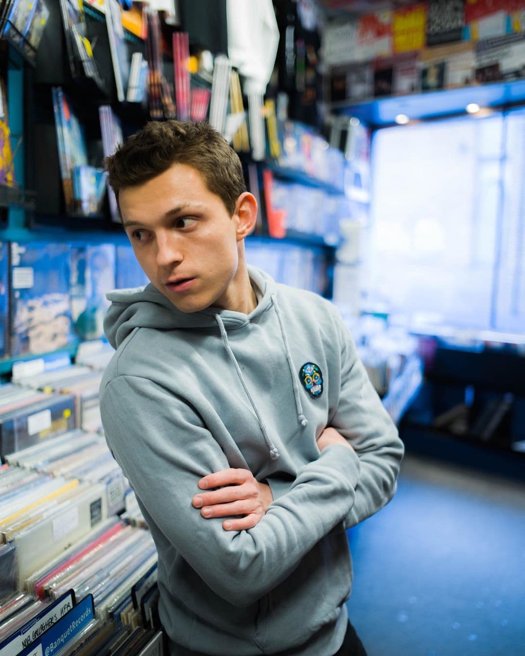 Video: Tom Holland fue a comprar huevos y como no había, ¡se llevó una gallina!