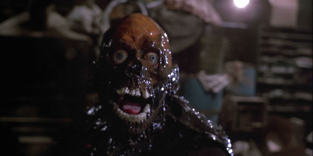 El Regreso de los Muertos Vivientes (1985): La primera película en donde los zombies corren y piden sesos, ¡a ritmo de metal y rock and roll!