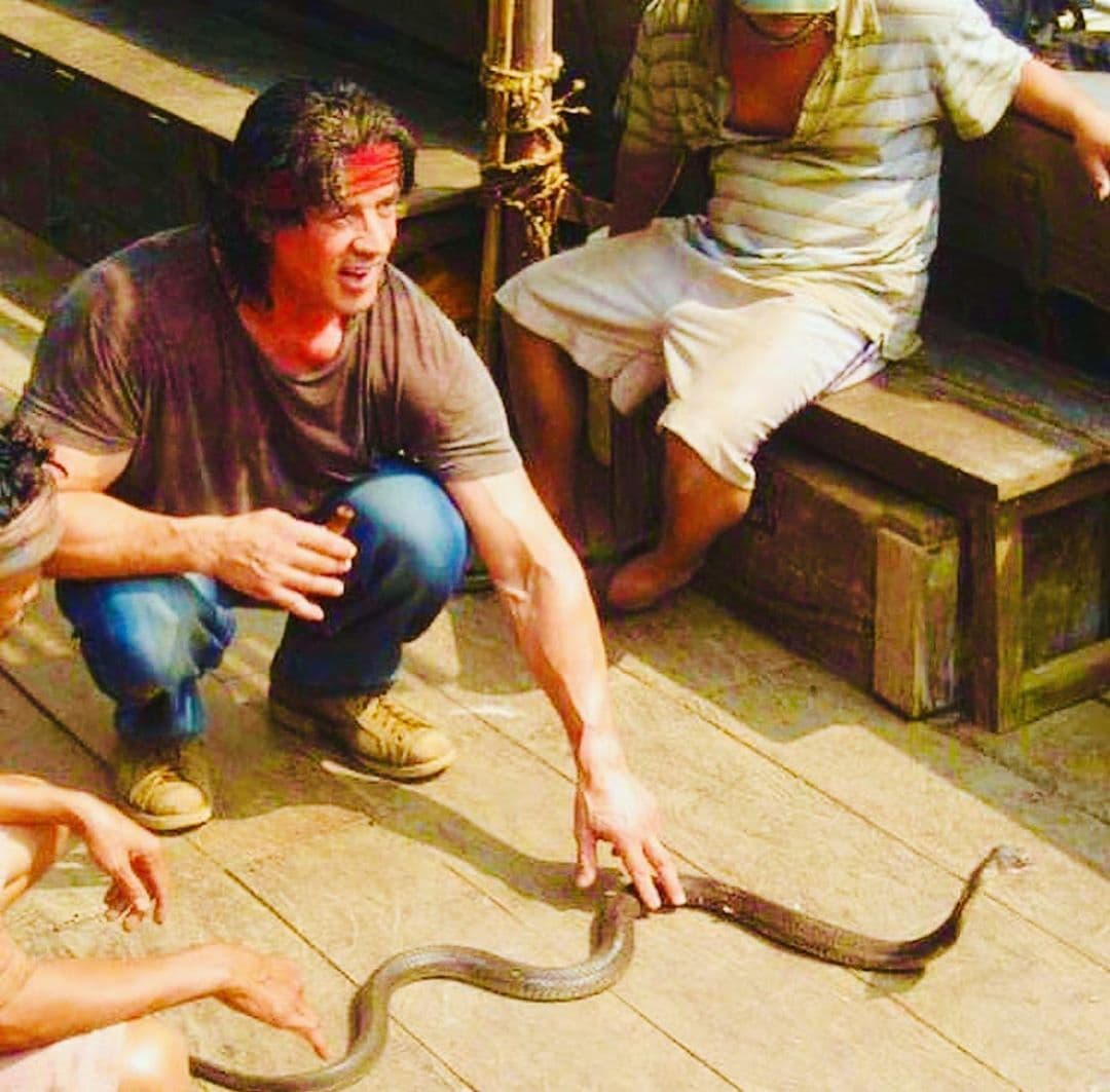 Incluso no teme en acariciar a una cobra como si fuera cualquier 'perritu'.