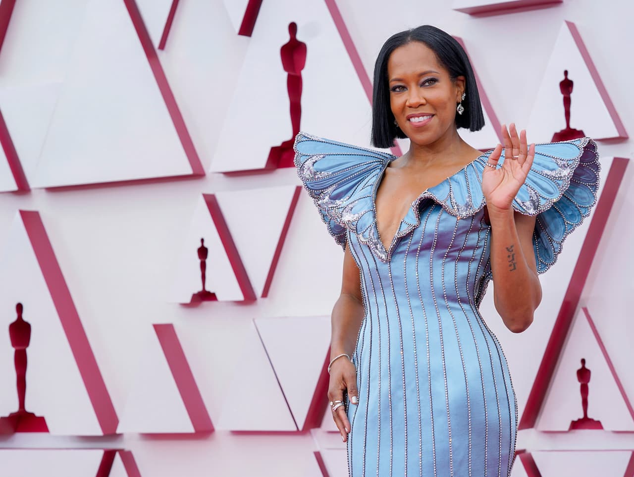 Regina King optó por un vestido azul Louis Vuitton con hombreras.