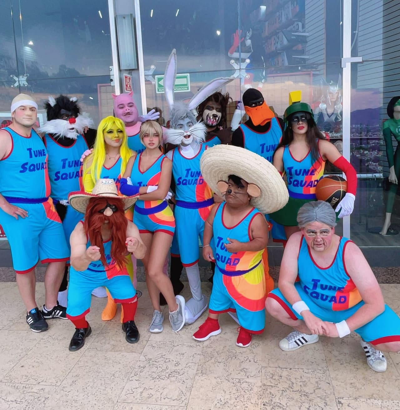 Eso es todo, amigos: Fotos de Space Jam mexicano se vuelven virales y así reaccionó Internet