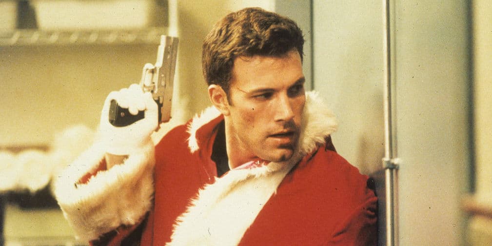 7. Ben Affleck: En el filme Reindeer Games vimos que Papá Noel también puede cargar armas automáticas.