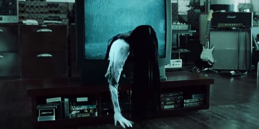 The Ring (2002): Una peli basada en la cinta japonesa Ringu sobre un video aterrador y el fantasma que aparece siete días después.