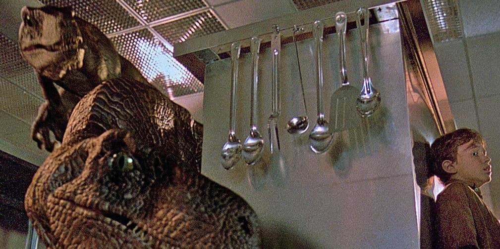 11. El equipo de animadores construyó trajes de Velociraptores y se metieron en ellos.