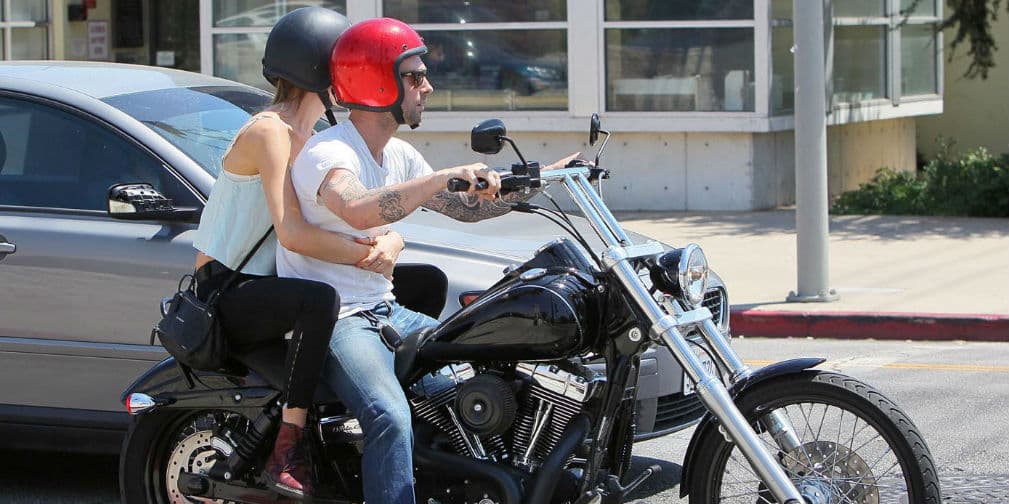 1. Adam Levine: El líder de Maroon 5 y conductor de The Voice gusta de pasear con su motocicleta.