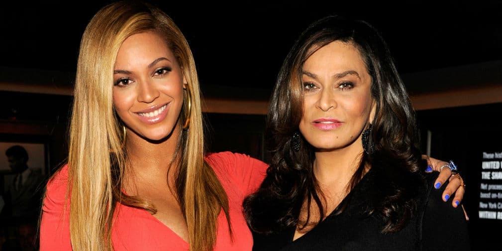 12. Beyoncé: La cantante y Tina Knowles no se despegan ni un segundo. ¡Hasta le diseña su vestuario!