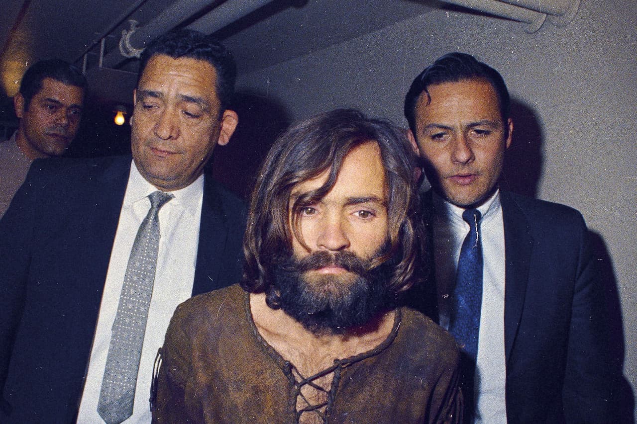 Charles Manson. Este cuate pasó a la inmortalidad como un sádico asesino que perseguía fines satánicos y practicaba el esoterismo.